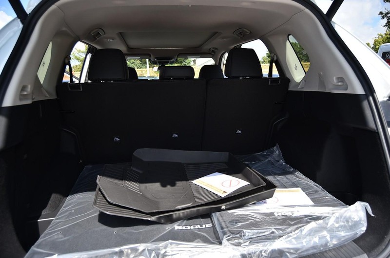 Nissan Rogue Vehicle Image 25