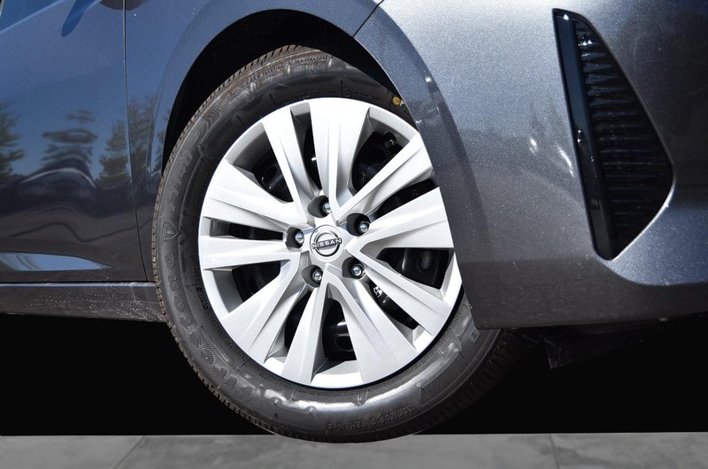 Nissan Sentra Vehicle Image 03