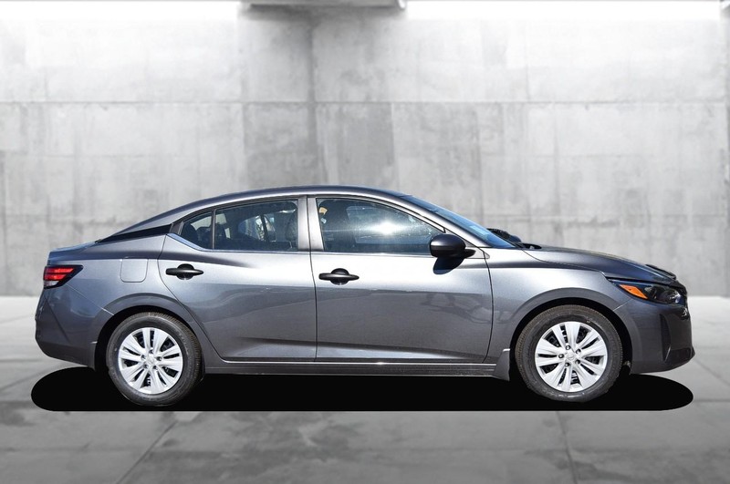 Nissan Sentra Vehicle Image 05