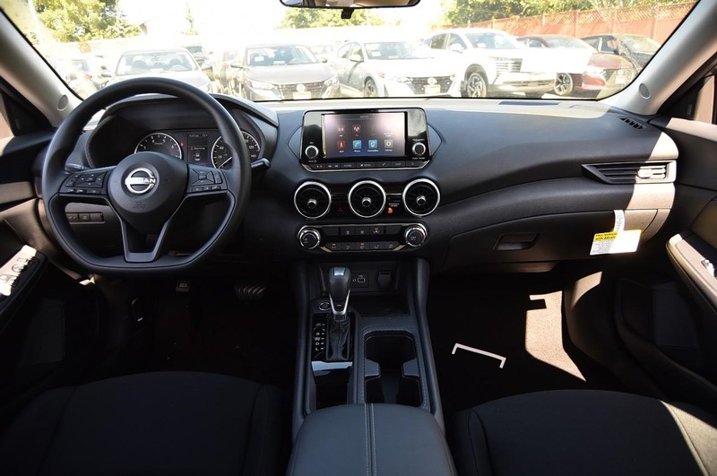 Nissan Sentra Vehicle Image 08