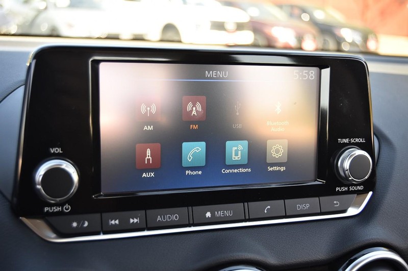 Nissan Sentra Vehicle Image 14