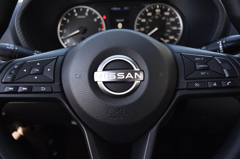 Nissan Sentra Vehicle Image 18