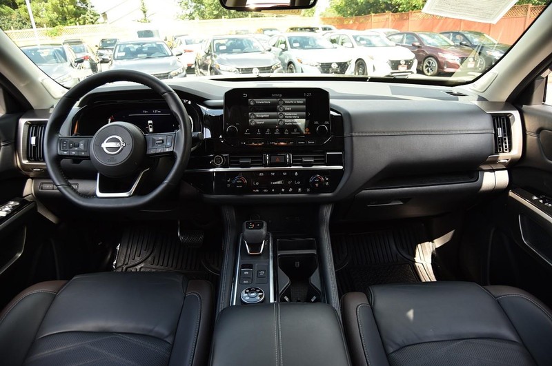 Nissan Pathfinder Vehicle Image 09