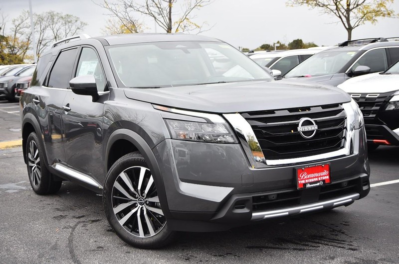 Nissan Pathfinder Vehicle Image 02