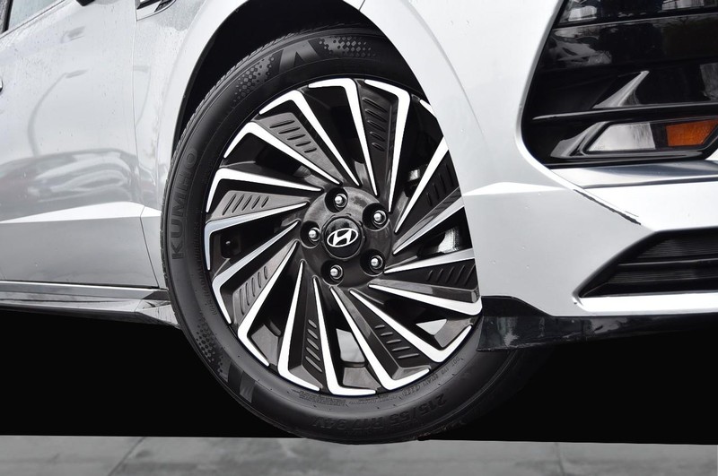 Hyundai Sonata Hybrid Vehicle Image 03