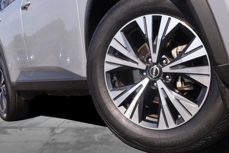 Nissan Rogue Vehicle Full-screen Gallery Image 3