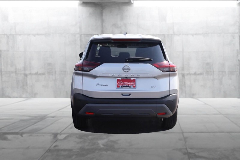 Nissan Rogue Vehicle Full-screen Gallery Image 6