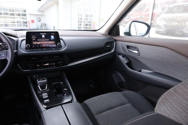 Nissan Rogue Vehicle Full-screen Gallery Image 22