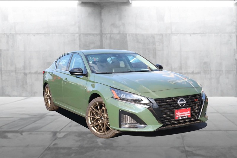 Nissan Altima Vehicle Image 02