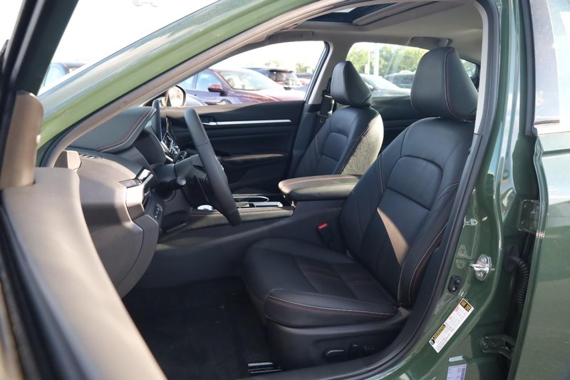 Nissan Altima Vehicle Image 09