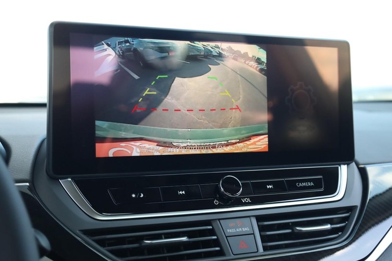 Nissan Altima Vehicle Image 13