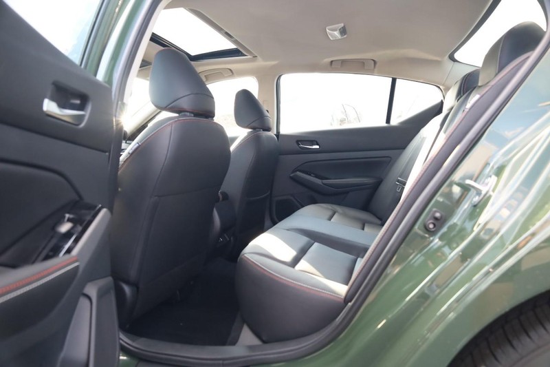 Nissan Altima Vehicle Image 20