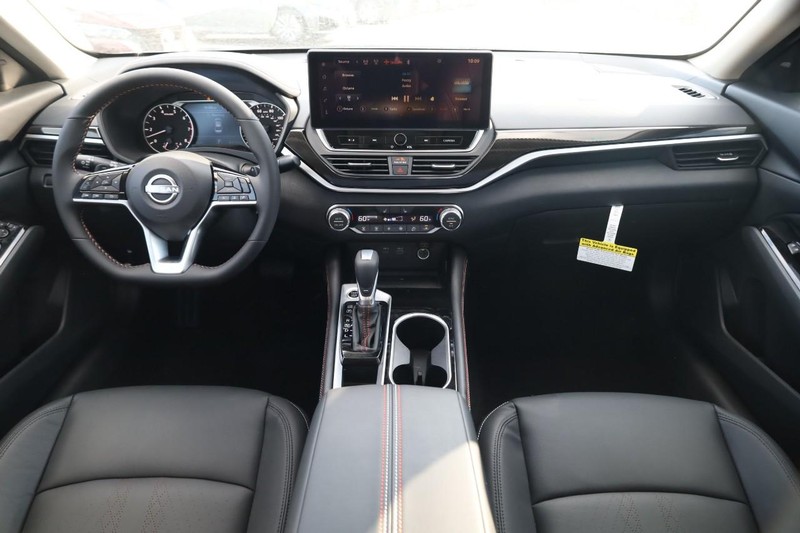 Nissan Altima Vehicle Image 22