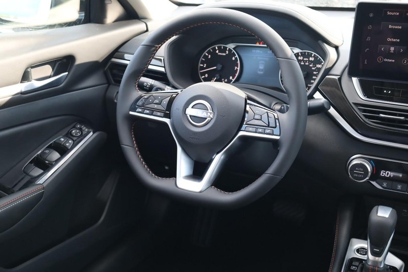 Nissan Altima Vehicle Image 23