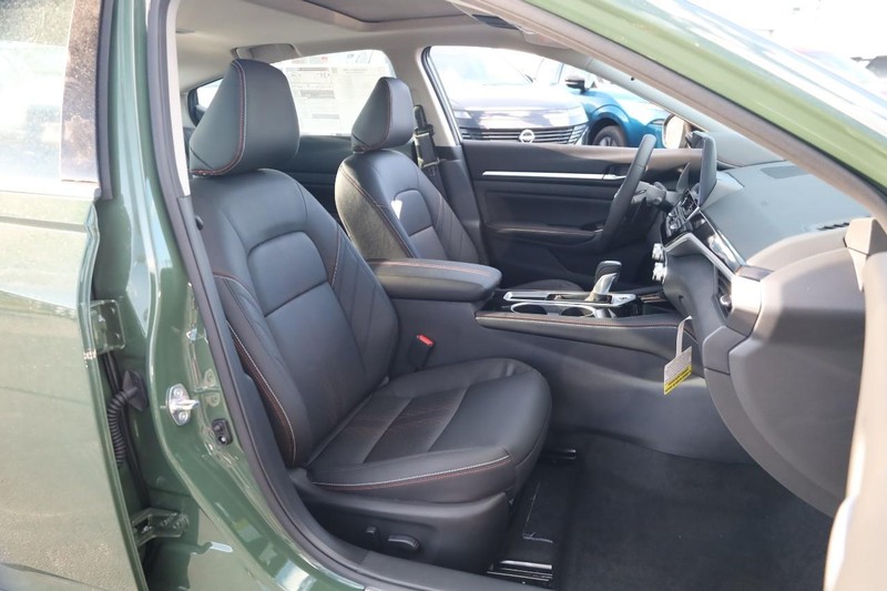 Nissan Altima Vehicle Image 24