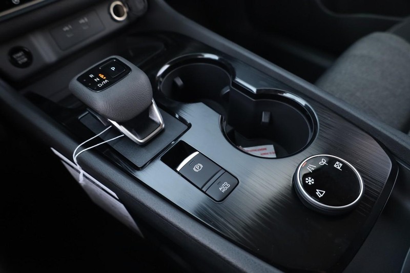 Nissan Rogue Vehicle Image 15