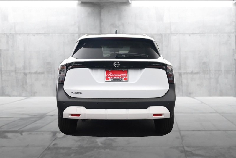 Nissan Kicks Vehicle Image 06