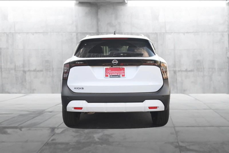 Nissan Kicks Vehicle Image 06