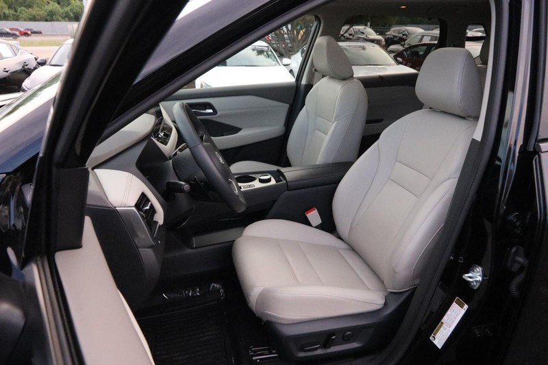 Nissan Rogue Vehicle Image 10