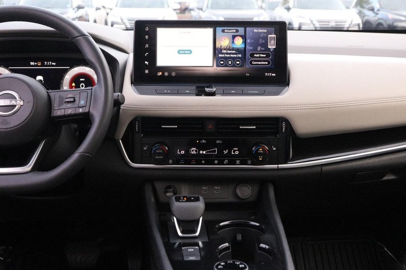 Nissan Rogue Vehicle Image 25