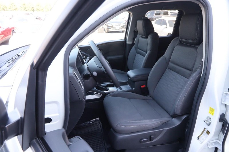 Nissan Frontier Vehicle Image 09