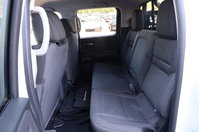 Nissan Frontier Vehicle Image 10