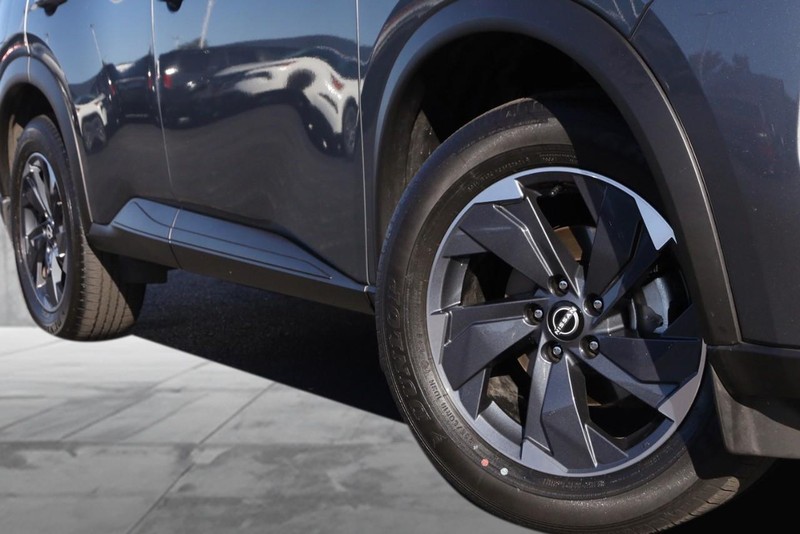 Nissan Rogue Vehicle Image 03