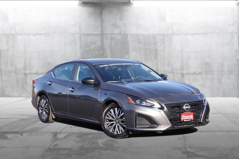 Nissan Altima Vehicle Image 02