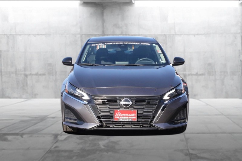 Nissan Altima Vehicle Image 04