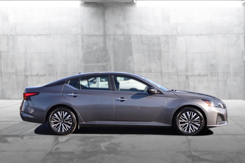 Nissan Altima Vehicle Image 05