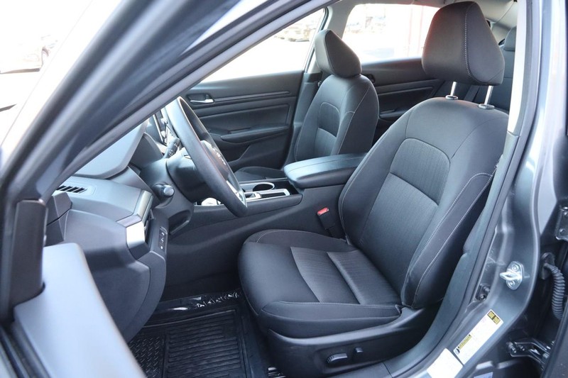 Nissan Altima Vehicle Image 08