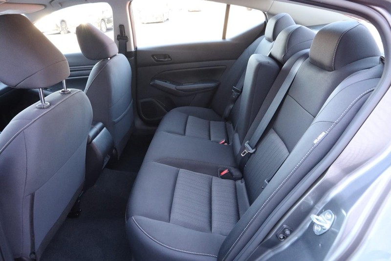 Nissan Altima Vehicle Image 09