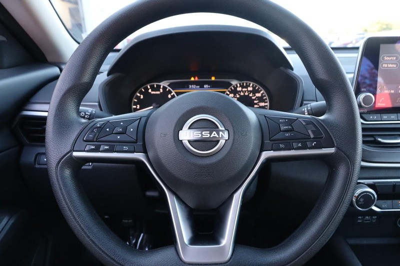 Nissan Altima Vehicle Image 10