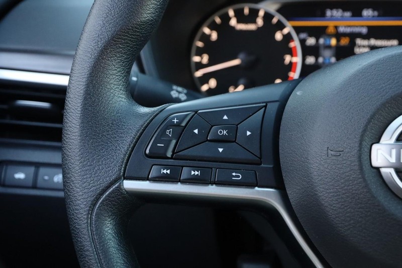 Nissan Altima Vehicle Image 11