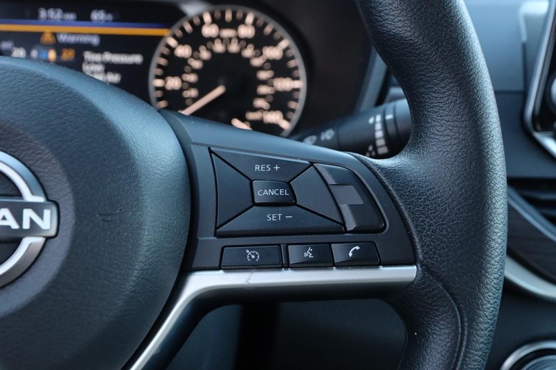 Nissan Altima Vehicle Image 12
