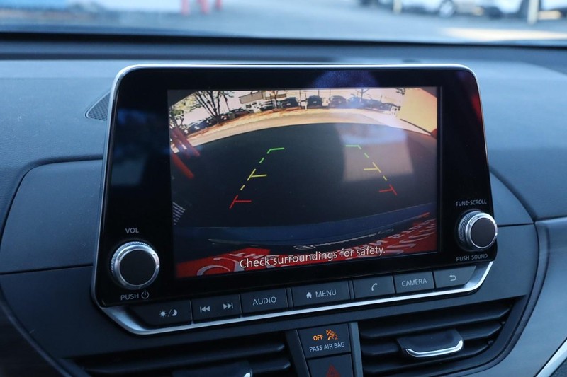 Nissan Altima Vehicle Image 16