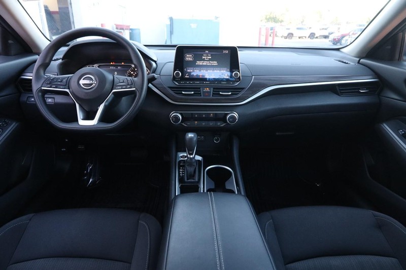 Nissan Altima Vehicle Image 20
