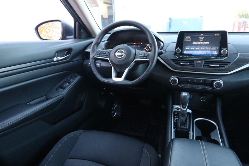 Nissan Altima Vehicle Image 21