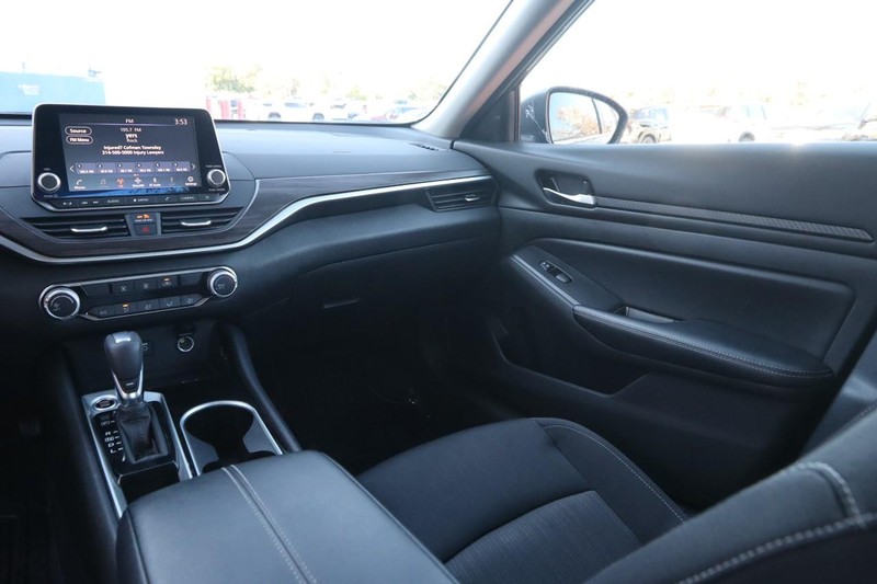 Nissan Altima Vehicle Image 24