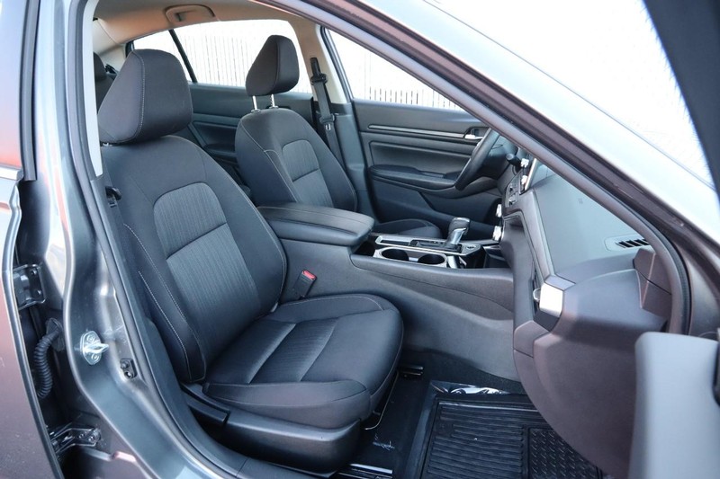 Nissan Altima Vehicle Image 25