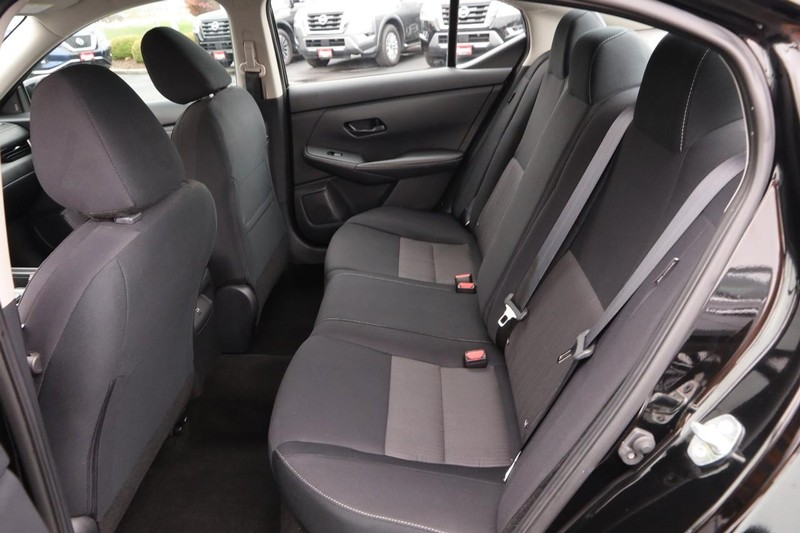 Nissan Sentra Vehicle Image 09