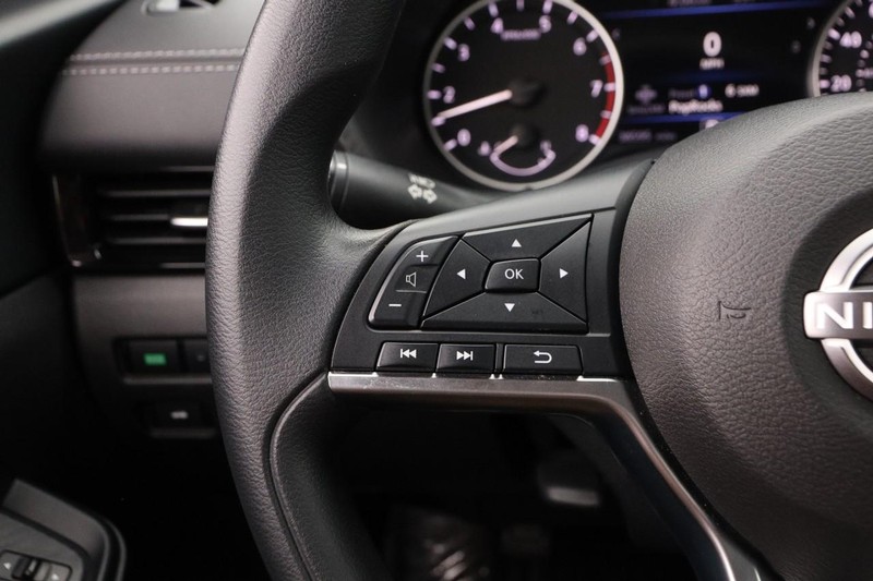 Nissan Sentra Vehicle Image 11