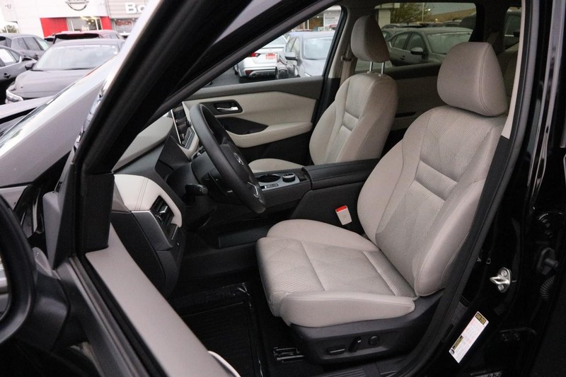 Nissan Rogue Vehicle Image 09