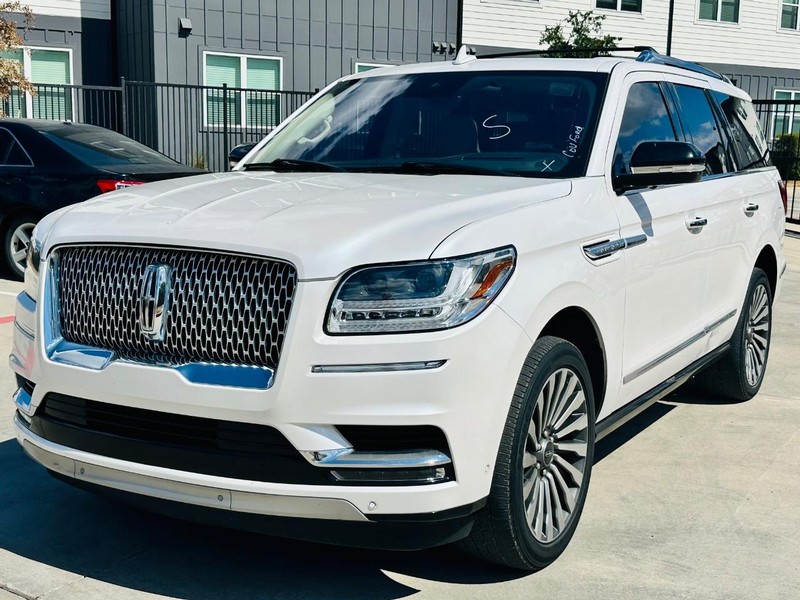 Lincoln Navigator Vehicle Full-screen Gallery Image 02
