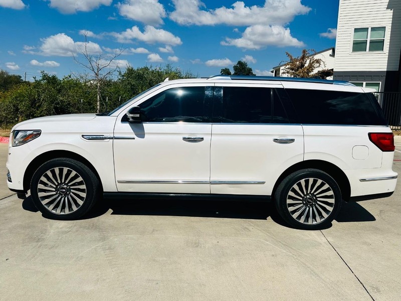 Lincoln Navigator Vehicle Full-screen Gallery Image 03