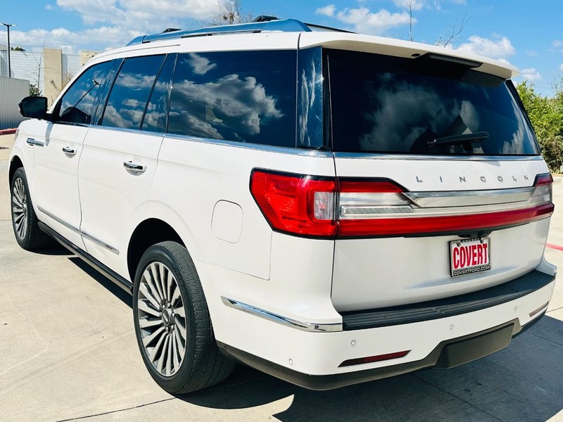 Lincoln Navigator Vehicle Full-screen Gallery Image 04