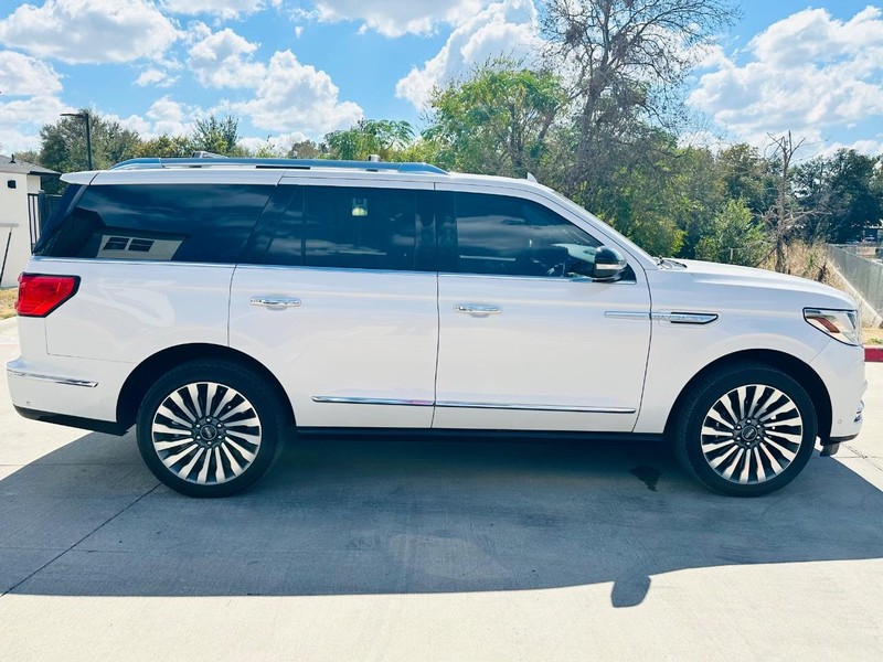 Lincoln Navigator Vehicle Full-screen Gallery Image 07