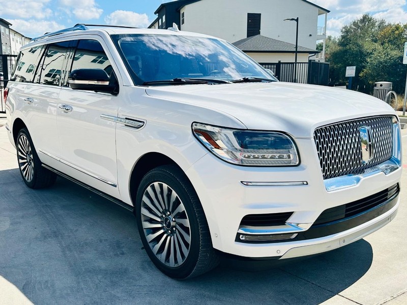 Lincoln Navigator Vehicle Full-screen Gallery Image 08