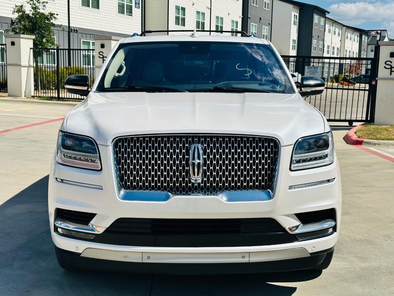 Lincoln Navigator Vehicle Full-screen Gallery Image 09