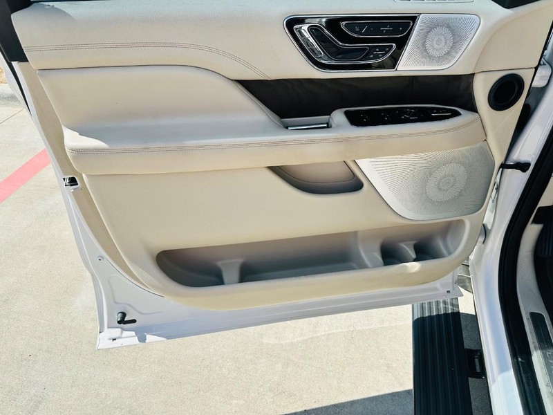 Lincoln Navigator Vehicle Full-screen Gallery Image 10